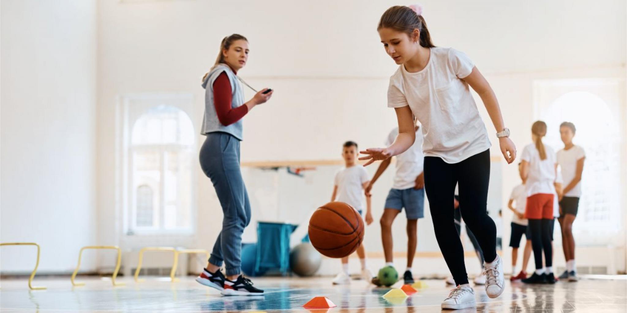 gymmen-basketballen-leerling-gymzaal-bb.jpg